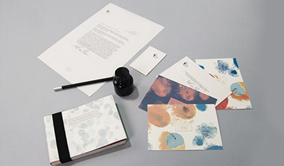 插畫(huà)很多人都不陌生，在包裝設(shè)計(jì)中插畫(huà)的運(yùn)用也是現(xiàn)在比較流行的方式，將插畫(huà)融入與包裝設(shè)計(jì)中絕對(duì)是吸睛體質(zhì)。同時(shí)，不同風(fēng)格的插畫(huà)也會(huì)給產(chǎn)品包裝的風(fēng)格帶來(lái)不同。行業(yè)內(nèi)常說(shuō)“好的包裝設(shè)計(jì)師一定是會(huì)插畫(huà)的設(shè)計(jì)師”，插畫(huà)在包裝設(shè)計(jì)上的運(yùn)用是有技巧的。